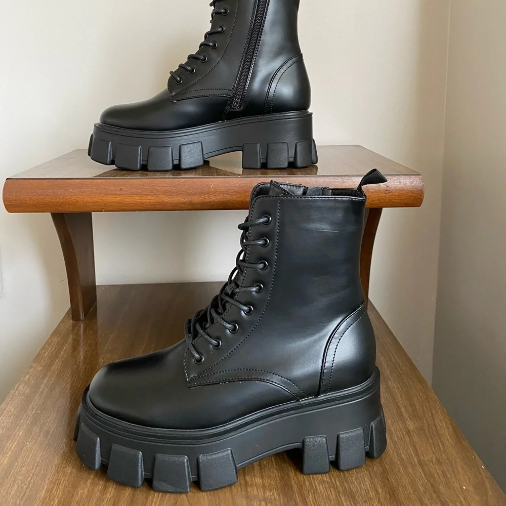 NWT ASOS black, platform, side zip boots. Size 6 - Picture 4 of 9